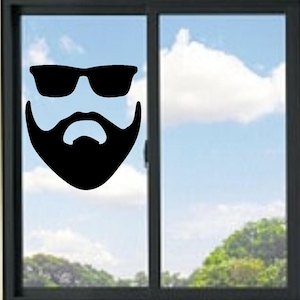 Könnte beinhalten: Schwarze Silhouette einer Sonnenbrille und eines Bartes auf einem Fenster. Die Sonnenbrille ist rechteckig, und der Bart ist voll und stilisiert. Der Hintergrund zeigt einen blauen Himmel mit Wolken und grünen Bäumen.