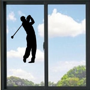 Könnte beinhalten: Schwarze Silhouette eines Golfspielers im Schwung, vor dem Hintergrund eines hellblauen Himmels mit weißen Wolken. Der Golfer hält einen Golfschläger. Das Bild wird von einem Fenster mit Blick auf grüne Bäume eingerahmt.