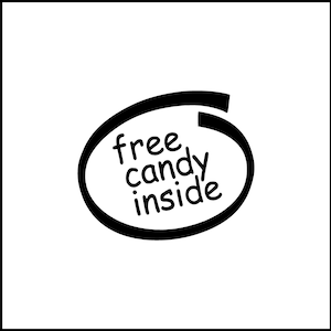 Puede incluir: Gráfico en blanco y negro con las palabras "free candy inside" dentro de un óvalo estilizado. El texto está en una fuente manuscrita juguetona, y el óvalo tiene un contorno grueso y audaz.