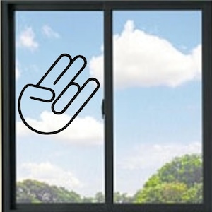 Puede incluir: Un adhesivo de vinilo negro que muestra un gesto de mano estilizado con el dedo índice y el medio extendidos hacia arriba, mientras que el pulgar y los dedos restantes están curvados, aplicado sobre un cristal de ventana con marco oscuro.