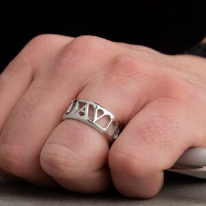 Anel masculino com nome personalizado e numeral romano - Joia personalizada - Presente exclusivo para ele - Anel masculino elegante