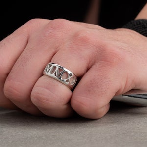 Anillo de nombre personalizado con número romano - Anillo de hombre personalizado - Regalo único para él - Joyería de hombre atemporal - Anillo de hombre personalizable único