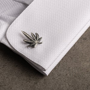 Gemelos personalizados con forma de hoja de marihuana, joyería de cannabis en plata de ley, regalo 420 de marihuana para tu esposo.