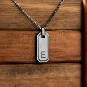 Collares con iniciales masculinas - Accesorios para hombres con estilo - Colgantes de cuero y plata - Regalos pensados para él