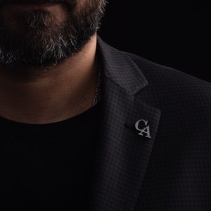 Nombre inicial Pin de solapa - Letras Pin de solapa - Iniciales personalizadas Pin de solapa - Regalo de padrinos de boda - Regalo de Navidad para él