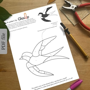 Op de afbeelding: Een zwart-witte lijntekening van een vogel met genummerde secties. De tekst "A pattern by GlasUp" staat bovenaan de pagina. De tekst "This pattern may not be shared online, reproduced or resold* You can use this pattern to make stained glass pieces for personal use or to sell" staat onderaan de pagina.
