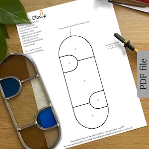 Op de afbeelding: Een PDF-bestand met een glas-in-loodpatroon, verdeeld in vijf genummerde secties. Het patroon is ongeveer 8 x 20 cm (3,1 x 7,8 inch). Een afgewerkt glas-in-loodstuk met blauw en bruin glas is links zichtbaar.
