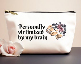 Bolsa de medicamentos, regalo divertido de migraña, victimizado personalmente por el cerebro, regalo para mujeres con dolores de cabeza por migraña, lindo regalo de Spoonie