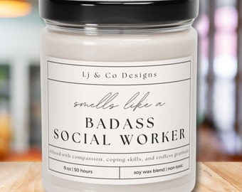 以下が含まれることがあります： 黒色の蓋と「smells like a BADASS SOCIAL WORKER」と書かれたラベルが付いた白いキャンドル。思いやり、対処能力、無限の感謝の気持ちで満たされています。キャンドルは9オンスで、燃焼時間は150時間です。大豆ワックス製で、無毒です。