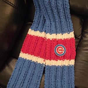 Heja Cubs, heja! Fira Cubs med denna handstickade blå, röda och vita halsduk med ett Cubs-märke.