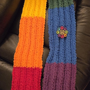 Puede incluir: Un juego de tres tazas de cerámica con un acabado mate moteado. Las tazas son de color crema, gris claro y gris oscuro. Cada taza tiene un diseño simple y minimalista y un asa redondeada.