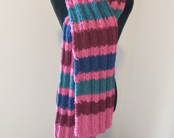 Handgebreide gestreepte sjaal – roze, bordeauxrood, blauw