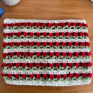 Crochet Tulip Laptop Sleeve: Decorative 13-inch Laptop Cover