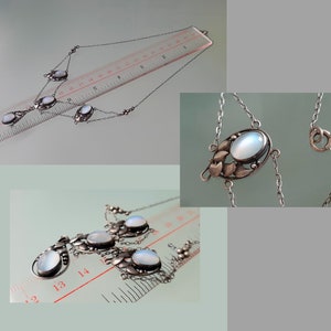 Puede incluir: Un collar de plata con cuatro colgantes ovalados de piedra lunar. Los colgantes est&aacute;n engastados en un delicado dise&ntilde;o floral. El collar mide aproximadamente 45 cm de largo.