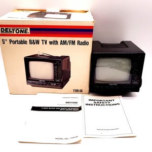 Könnte beinhalten: Ein schwarzer, tragbarer 5-Zoll-Schwarz-Weiß-Fernseher von Deltone mit AM/FM-Radio, zusammen mit der Originalverpackung mit Produktabbildung, einer Bedienungsanleitung und einem Dokument mit dem Titel Important Safety Instructions.