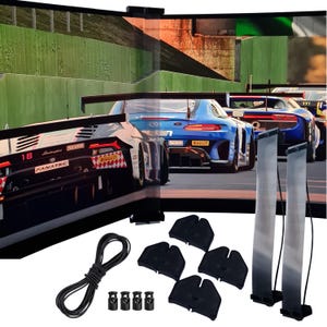 Puede incluir: Una imagen de una pantalla curva que muestra un juego de carreras, con varios accesorios en primer plano. Estos incluyen un cable negro, clips de plástico negro y dos soportes de pantalla verticales. El juego de carreras presenta varios coches deportivos.