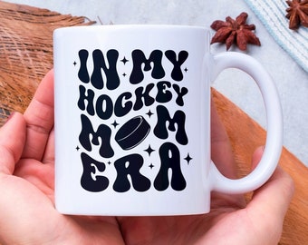 Taza de mamá de hockey, en mi era de mamá de hockey, regalos de hockey para ella, taza para mamá de hockey, regalo de mamá de hockey, regalo del día de las madres de hockey, regalo de cumpleaños
