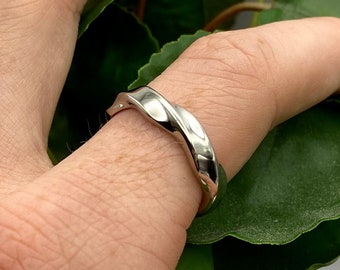 Silver Twisted Ring - 6mm Wave Band Ring - Thin Wavy Stainless Steel Ring -  - Minimalistic Unisex Silver steel Jewellery - Gift for men