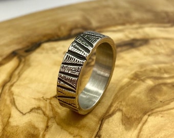 Heren getextureerde bandring - zilveren roestvrijstalen gedraaide ring - herensieraden in Vikingstijl - zilveren herenband - geëtste klauwprintring