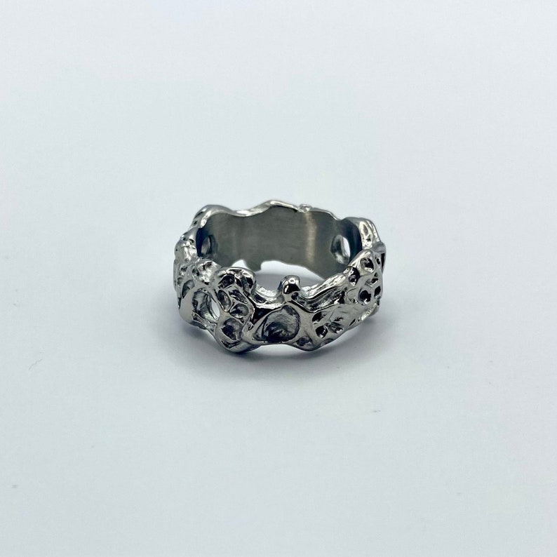 Zilveren gehamerde ring roestvrijstalen getextureerde ring zilveren verijdelde herenring unieke streetwear sieraden gedetailleerde ring voor heren afbeelding 1
