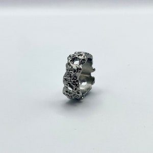 Zilveren gehamerde ring roestvrijstalen getextureerde ring zilveren verijdelde herenring unieke streetwear sieraden gedetailleerde ring voor heren afbeelding 6