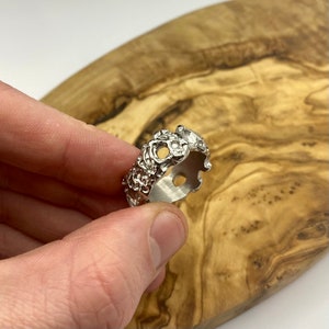 Zilveren gehamerde ring roestvrijstalen getextureerde ring zilveren verijdelde herenring unieke streetwear sieraden gedetailleerde ring voor heren afbeelding 3
