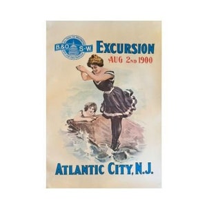 Pode incluir: Um cartaz vintage anunciando uma excursão para Atlantic City, Nova Jersey, em 2 de agosto de 1900. O cartaz apresenta duas mulheres de biquíni, uma em pé em um barco e a outra na água. O cartaz é azul, vermelho e branco.