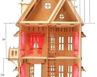 Può includere: Una casetta di bambole in legno con tende rosa e una scala. La casetta di bambole è alta 210 mm, larga 165 mm e profonda 195 mm. Il tetto è alto 290 mm.