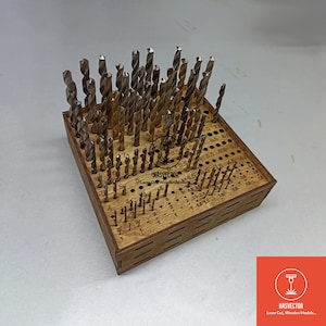 Könnte beinhalten: Ein Holz-Bohrer-Organizer mit einem Raster von Löchern, um Bohrer aufzunehmen. Der Organizer ist aus hellem braunem Holz gefertigt und trägt ein Etikett mit der Aufschrift "HASVECTOR Laser Cut Wooden Models".