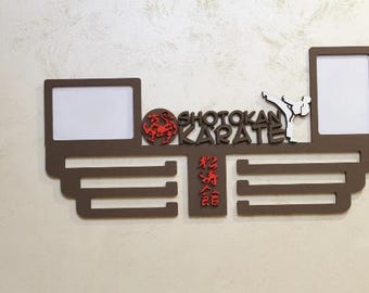 Porta medaglie di karate SVG, porta medaglie di arti marziali, file tagliati al laser per legno e metallo, download digitale SVG DXF Cdr Pdf