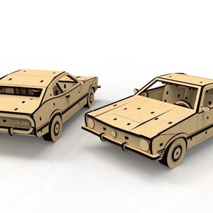 Può includere: Due modellini di auto in legno, uno davanti e uno dietro, sono esposti su sfondo bianco. Le auto sono realizzate in legno chiaro con contorni neri, con ritagli dettagliati per finestre e altre caratteristiche. Le auto hanno ruote e sono in stile coupé.