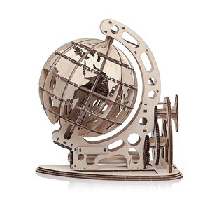 Könnte beinhalten: Ein hölzernes Globusmodell mit einer detaillierten Weltkarte. Der Globus ist auf einem Holzständer mit einem Getriebemechanismus montiert, der es ihm ermöglicht, sich zu drehen.