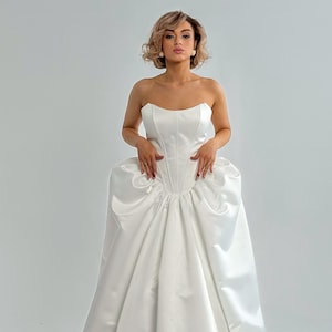 Robe de mariée taille basse, Robes de mariée, Robe corset, Épaules dégagées, Robe de mariée minimaliste en satin, Design moderne, Nouvelle collection, Ivoire