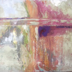 Può includere: Dipinto astratto con una superficie strutturata. Il dipinto presenta una miscela di colori, tra cui rosa, viola, arancione e verde. I colori sono sovrapposti e mescolati, creando un senso di profondità e movimento.
