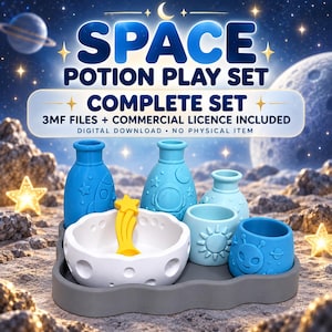 Peut inclure: Un ensemble de jeu numérique de potion spatiale avec des bouteilles bleues, des tasses et un bol blanc cratérisé avec une baguette étoile jaune sur un plateau gris. Le texte indique : SPACE POTION PLAY SET, COMPLETE SET, 3MF FILES + COMMERCIAL LICENCE.