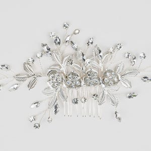 Bridal Hair Comb – Floral Wedding Hairpiece, Elegant Crystal & Pearl Hair Accessory for Brides, Bridesmaids, or Formal Styles