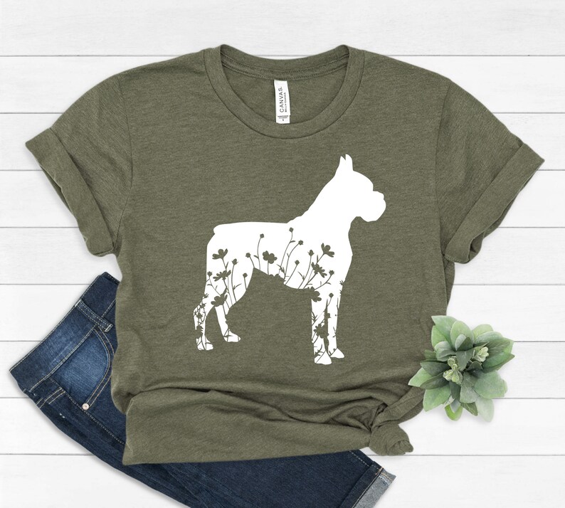 K&ouml;nnte beinhalten: Ein gr&uuml;nes T-Shirt mit einer wei&szlig;en Silhouette eines Boxerhundes, in der Blumen wachsen.