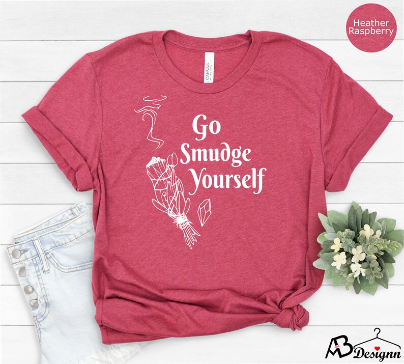 K&ouml;nnte beinhalten: T-Shirt in Heather-Himbeerfarbe mit einem wei&szlig;en Aufdruck eines R&auml;ucherstabs und dem Text "Go Smudge Yourself".