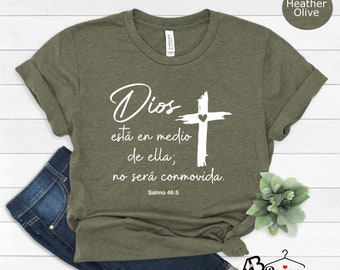 Camisa de versículo bíblico español, camisa cristiana española, Dios Está En Medio de Ella no Será Conmovida Salmo 46:5, Regalo cristiano para español