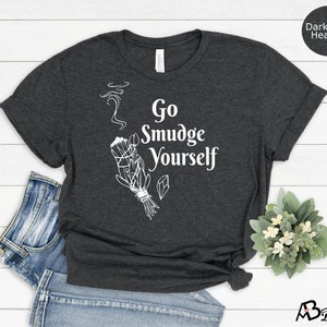 K&ouml;nnte beinhalten: Dunkelgraues T-Shirt mit einem wei&szlig;en Aufdruck eines R&auml;ucherst&auml;bchens und dem Text "Go Smudge Yourself".