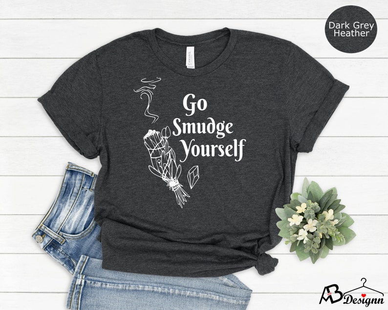 K&ouml;nnte beinhalten: Dunkelgraues T-Shirt mit einem wei&szlig;en Aufdruck eines R&auml;ucherst&auml;bchens und dem Text "Go Smudge Yourself".