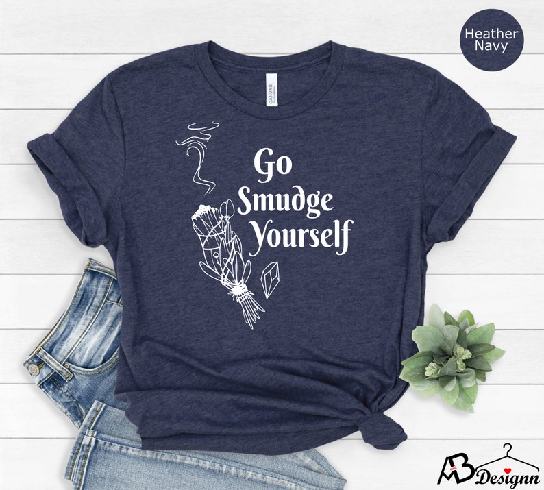 K&ouml;nnte beinhalten: Ein heidefarbenes marineblaues T-Shirt mit einer wei&szlig;en Grafik eines R&auml;ucherstabs und dem Text "Go Smudge Yourself".