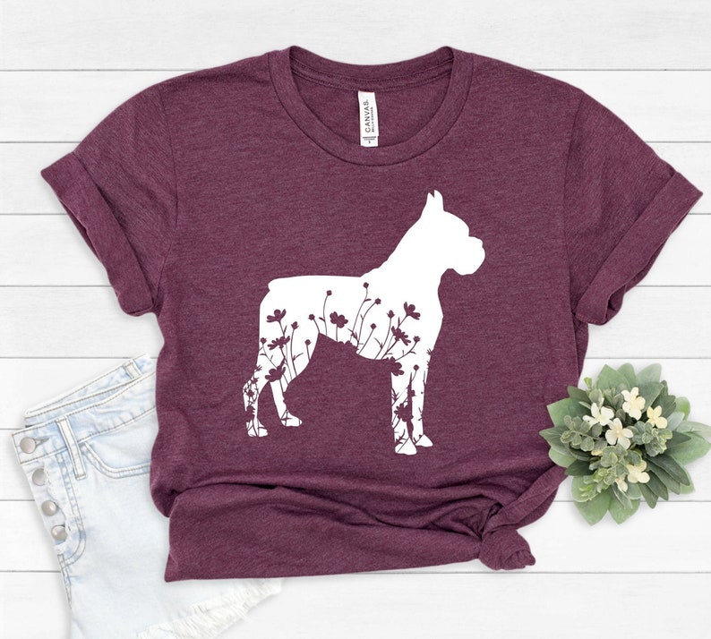 K&ouml;nnte beinhalten: Ein maroonfarbenes T-Shirt mit einer wei&szlig;en Silhouette eines Boxerhundes, in der Blumen wachsen.