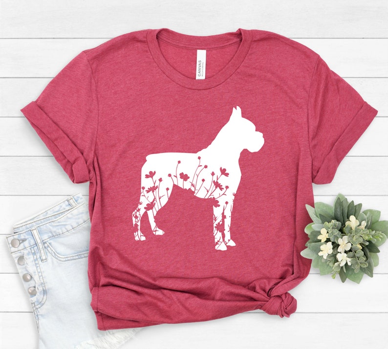 K&ouml;nnte beinhalten: Ein rotes T-Shirt mit einer wei&szlig;en Silhouette eines Boxerhundes mit Blumen in der Silhouette.
