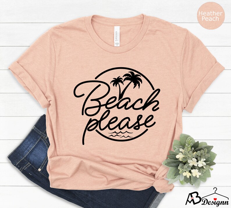 Może przedstawiać: Koszulka w kolorze brzoskwiniowym z nadrukiem czarnych palm i napisem "Beach Please" w k&oacute;łku.