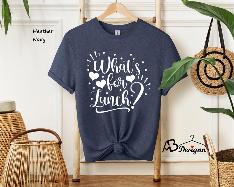 K&ouml;nnte beinhalten: Ein heidefarbenes marineblaues T-Shirt mit dem Text "What's for lunch?" in Wei&szlig; mit Herzen um den Text.