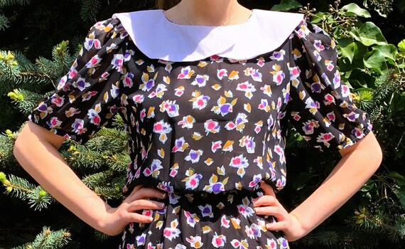 Adorable Wide Collared 80s Print Dress - image 2