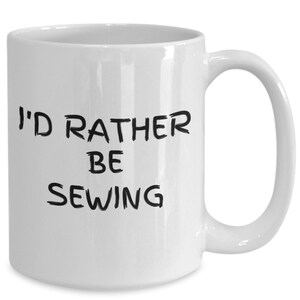 Neuheit Geschenk Tasse &quot;I&#39;d Rather be Sewing&quot; Perfektes Geschenk für Näherinnen, Frauen, Näherin 11 und 15 Unzen Keramik Kaffee und Tee Tasse