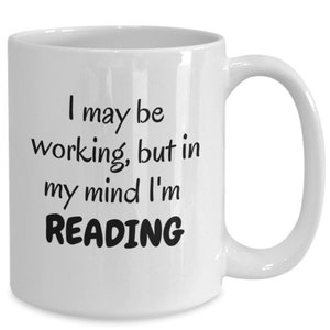 Puede que esté trabajando, pero en mi mente estoy leyendo: taza de regalo divertida para ratones de biblioteca, taza de café de cerámica blanca de 11 o 15 onzas