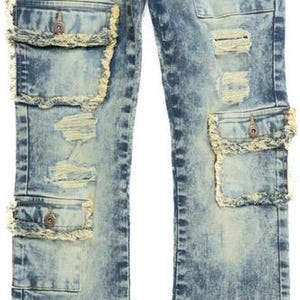 以下が含まれることがあります： 色あせたウォッシュ加工のブルーデニムジーンズ。複数のカーゴポケットにはほつれた縁とボタン留めが付いています。ブーツカットの脚と色あせた、使い古された外観のジーンズです。